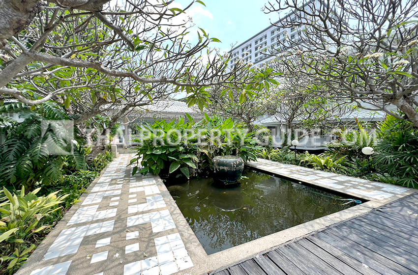 House with Shared Pool in Near United Nations 